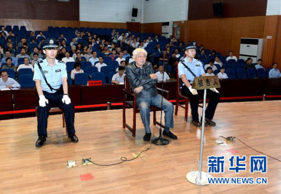 9月29日，方廣云在庭審現(xiàn)場。當日，“合肥房叔”腐敗窩案核心人物方廣云在安徽省廬江縣出庭受審。 新華社記者 郭晨 攝