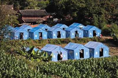 　昨日，云南省景谷縣永平鎮(zhèn)芒費村地震中70受損戶，部分村民安置在帳篷里。
