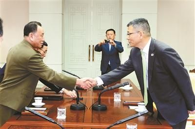 10月15日，韓國國防部國防政策室室長柳濟(jì)升和朝鮮人民武裝力量部偵查總局局長金英哲分別率團(tuán)出席板門店
