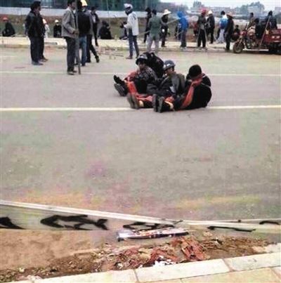 14日，沖突現(xiàn)場，幾名頭戴鋼盔的人被捆綁著。圖/東方IC