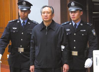 昨天，被告人張曙光在法庭上聽取宣判。新華社發(fā)