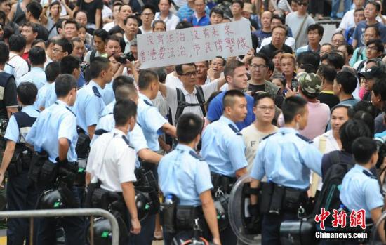 10月22日，有反對“占中”的市民前往旺角的非法占領(lǐng)區(qū)展示橫額，支持香港警隊(duì)。中新社發(fā) 譚達(dá)明 攝