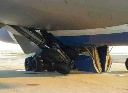 圖說：波音747貨機(jī)起落架發(fā)生故障。圖片來源：新浪微博網(wǎng)友圖（請私信“新民晚報(bào)新民網(wǎng)”以奉稿酬）