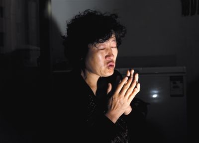 昨日,呼格吉勒?qǐng)D的媽媽尚愛云在內(nèi)蒙古呼市家中講述這些年來的上訪經(jīng)歷。本版圖片/新京報(bào)記者 郭鐵流