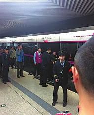 昨日18時57分，北京地鐵5號線惠新西街南口一女子遭遇不幸。昨晚9時記者在中日友好醫(yī)院發(fā)現(xiàn)女子已不幸身亡，女子遇險是被夾在安全門和地鐵門中間，列車啟動后掉下站臺。