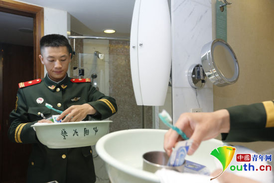 駐守APEC駐地中國大飯店的武警官兵將自己平時使用的臉盆、毛巾等帶到酒店房間。