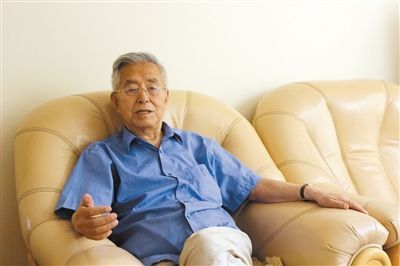 楊維駿 歷任云南省政協(xié)副主席等職。89歲高齡的楊維駿為12名失地農(nóng)民代表開道，到云南省政協(xié)反映問題。