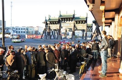 11月3日，大同市四牌樓附近，耿彥波“粉絲團(tuán)”在聚眾討論。