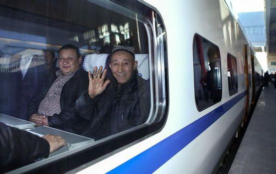11月16日，旅客乘坐從烏魯木齊南站首發(fā)的D8602次列車。