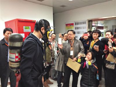 昨天，地鐵4號(hào)線北京南站站，地鐵工作人員為人大代表演示應(yīng)急氧氣瓶佩戴方式。新京報(bào)記者