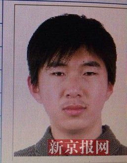 犯罪嫌疑人李小龍，27歲，唐山樂亭人。村干部說李小龍經(jīng)常把自己關(guān)在家里
