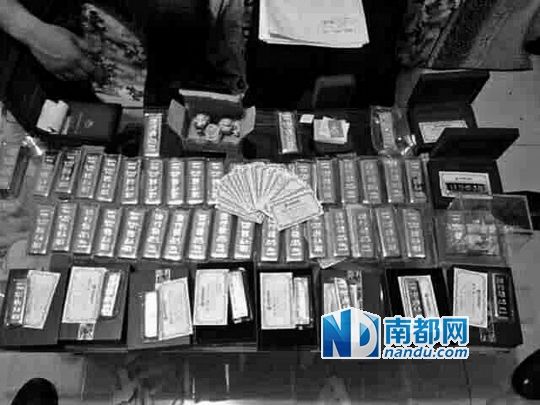 　馬超群家中金條清點現(xiàn)場。