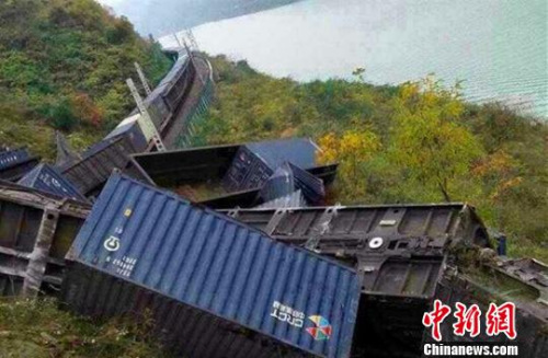 圖為脫軌現(xiàn)場(chǎng)。通訊員 毛毛 攝