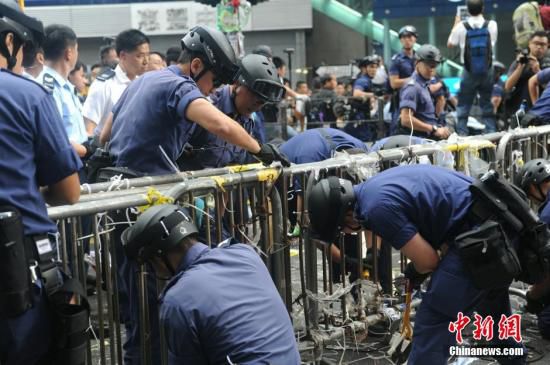 11月26日，香港法庭執(zhí)達主任在旺角彌敦道執(zhí)行禁制令，清除非法障礙物，后因受阻而要求警方協(xié)助執(zhí)行。