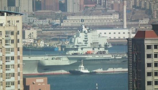 青島軍港周圍高樓林立，一睹遼寧號真容只需要一個好天氣（資料圖片）