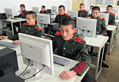 2013年4月18日，朝鮮平壤，士兵學(xué)習(xí)使用電腦。
