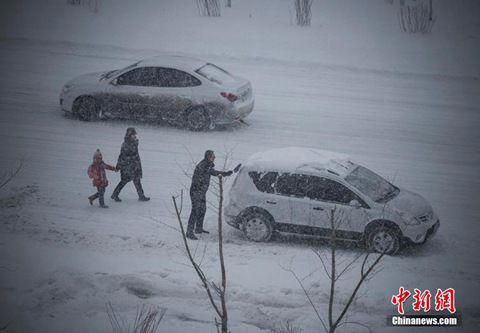 12月8日，經(jīng)過一夜降雪，烏魯木齊已是皚皚白雪一片。（圖片來源于中新網(wǎng)）