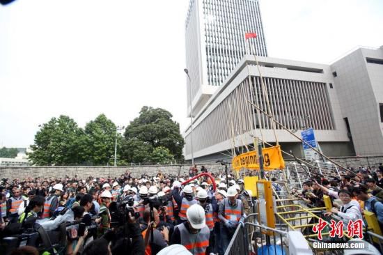 12月11日上午，香港非法“占領(lǐng)區(qū)”清除障礙物。