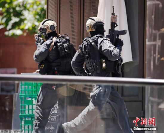 目前咖啡館已經(jīng)關(guān)閉，警方，包括全副武裝的特警隊已經(jīng)將咖啡館包圍。