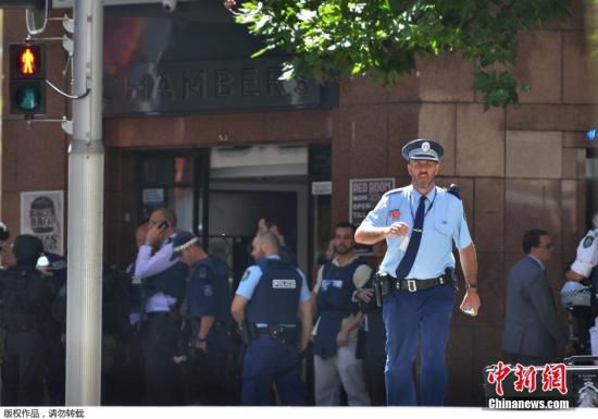 發(fā)生人質(zhì)劫持的咖啡屋位于馬丁廣場，是悉尼市最為繁忙的中央商業(yè)區(qū)。