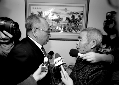 15日，內(nèi)蒙古高院副院長趙建平（左）帶隊向呼格吉勒圖父母送達再審法律文書。