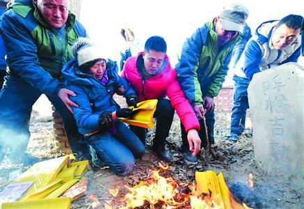昨日，呼格吉勒圖的父母揣著無罪判決書的復(fù)印件來到兒子墳前祭奠?！?新華社