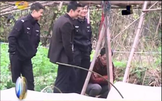 一個(gè)見習(xí)警官，一個(gè)二級(jí)警司，和一個(gè)便衣人員站在菜地里笑。