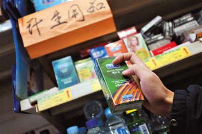 清苑路“世紀(jì)華聯(lián)超市清友園店”的貨架上，擺放著購自網(wǎng)店的“高仿”避孕套。