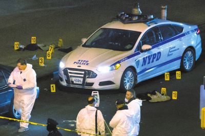 美國紐約兩名警察20日在巡邏車內(nèi)突遭槍擊身亡。紐約警察局長威廉·布拉頓說，槍手行兇后跑入附近一座地鐵站飲彈自盡，沒有跡象顯示這起血案與恐怖主義有關(guān)聯(lián)。