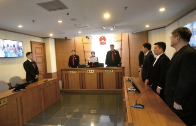 昨日，鄒恒甫及北大有關(guān)負(fù)責(zé)人并未到庭，圖為法官正在進(jìn)行宣判。