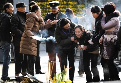 昨日，上海，外灘踩踏事件遇難者家屬來到事發(fā)地獻花祭奠。