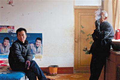 父親抽煙，兒子不語(yǔ)。逃跑的越南新娘，給袁迎賓父子帶來(lái)的是失落。新京報(bào)記者