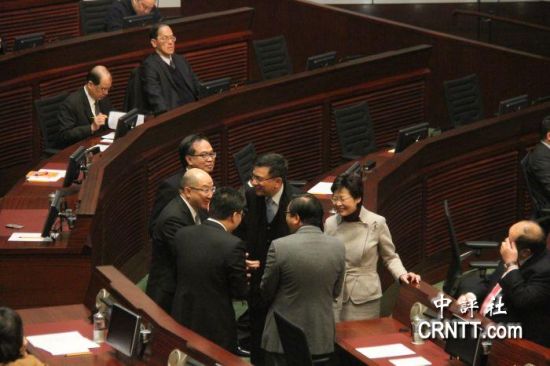 答問大會(huì)之前，港府司局長等高官聚談（中評(píng)社 鄧冠英攝）
