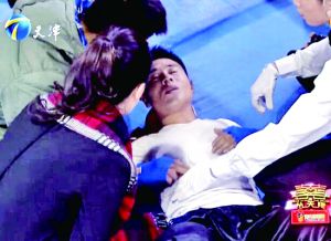 天津衛(wèi)視一檔明星真人秀娛樂節(jié)目中，海南省武術(shù)協(xié)會(huì)副秘書長(zhǎng)楊成章被打倒在地，表情痛苦。