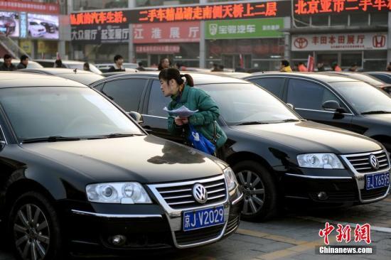 1月23日，北京亞運(yùn)村汽車交易市場(chǎng)中拓拍賣停車場(chǎng)上人頭攢動(dòng)。