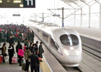 　2014年1月3日，江蘇徐州，旅客在等候乘坐京滬高鐵和諧號動車組列車。圖/CFP
