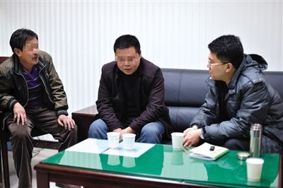 1月7日，陜西省榆林市，國家信訪局第五督查組成員王治鐸（右一）與兩名信訪人約談。 楊凱 攝