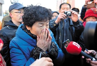 2月9日，呼格吉勒圖的母親尚愛云在旁聽趙志紅案后，接受媒體采訪時落淚。新華社記者 任軍川 攝