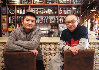 　14日，西安交通大學(xué)路66號(hào)公路咖啡館，苗阜（左）、王聲（右）兩位青年相聲演員今年將第一次登上春晚