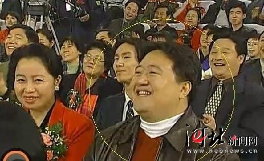 該名男子連續(xù)多年在春節(jié)晚會(huì)中出現(xiàn)，被網(wǎng)友稱為“十年最牛笑臉哥”。