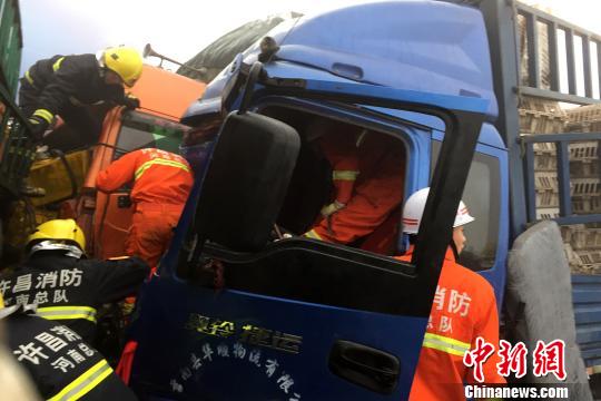 圖為21日，蘭南高速河南段21輛汽車發(fā)生連環(huán)相撞事故，消防人員對被困傷員進(jìn)行緊急救援?！」啤z