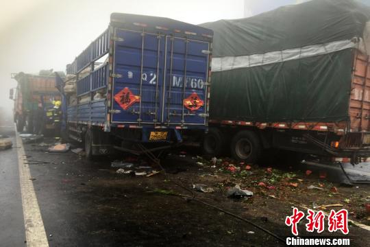 圖為21日，蘭南高速河南段車禍?zhǔn)鹿尸F(xiàn)場一片狼藉?！」啤z