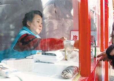 龍?zhí)稄R會(huì)售票員呂秀珍。新京報(bào)記者