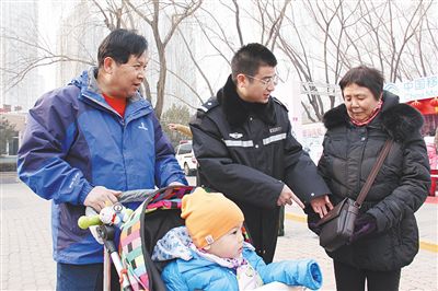 朝陽(yáng)國(guó)際風(fēng)情節(jié)，周小勇（中）提醒老人注意安全。朝陽(yáng)公安分局供圖