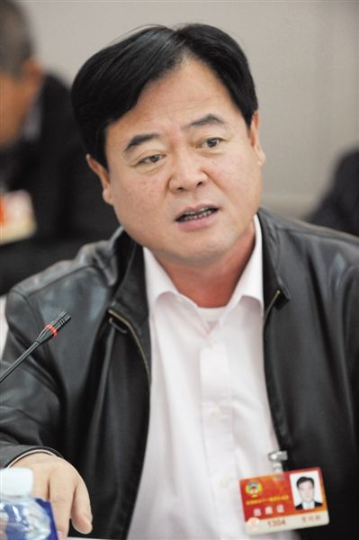 　政協(xié)委員、中國通用技術(shù)集團(tuán)董事長賀同新稱，按照2014年的數(shù)字，他的薪水下降了近50%。圖/CFP