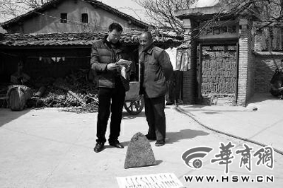 昨日，商洛市博物館工作人員（左）向李老漢講解最近出臺的《陜西省群眾保護(hù)文物獎勵辦法》