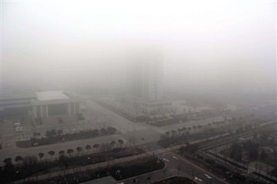 昨日，連云港市贛榆區(qū)14層高樓上拍攝的大霧天氣。當(dāng)日，江蘇省多地出現(xiàn)大霧天氣。新華社發(fā)