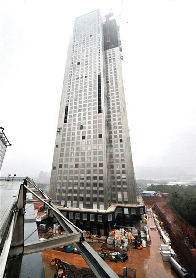 湖南遠(yuǎn)大可建公司采取模塊化建造技術(shù)建造的57層高樓施工現(xiàn)場。新華社發(fā)