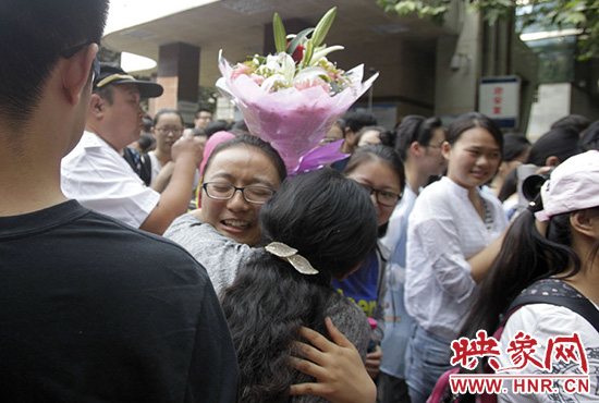沖向你，給你一個(gè)深情的擁抱。