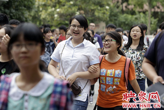 也有一種情，平日嬉笑怒罵，針?shù)h相對(duì)，只有別離時(shí)才會(huì)牽手擁抱。